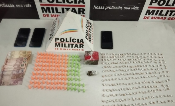 CASAL  PRESO COM MAIS DE 400 UNIDADES DE DROGAS EM NOVA SERRANA