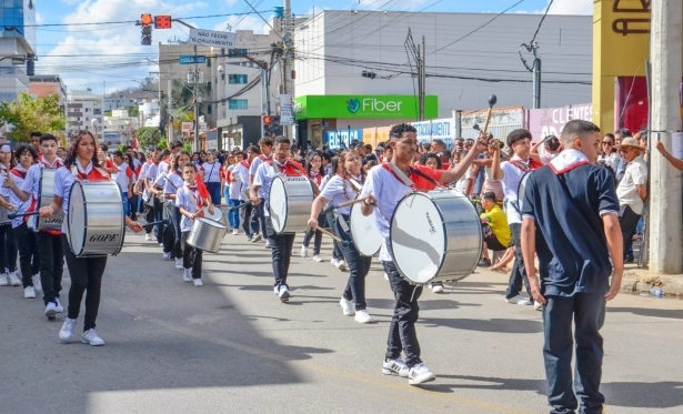 DESFILE CVICO DE 7 DE SETEMBRO EM NOVA SERRANA CELEBRA SETE DCADAS DA CIDADE