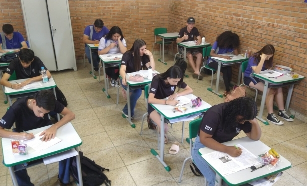 ESTUDANTES DA REDE PBLICA FAZEM LTIMO TESTE DE REDAO ANTES DO ENEM