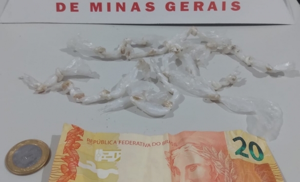 HOMEM  PRESO COM CERCA DE 30 PEDRAS DE CRACK DURANTE OPERAO POLICIAL