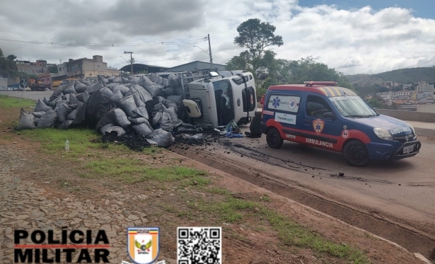 CAMINHO TOMBA NA BR-352, EM PITANGUI, DEVIDO A CARGA MAL ACONDICIONADA