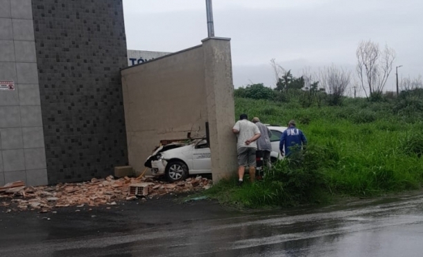 MOTORISTA PERDE CONTROLE DA DIREO E CARRO DA PREFEITURA DE DIVINPOLIS ATRAVESSA MURO