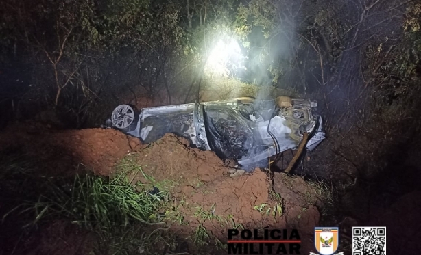 VECULO TOMBA NA BR-494 E INCENDEIA APS MOTORISTA DESVIAR DE ANIMAL NA PISTA