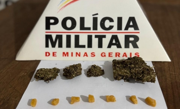 PM APREENDE DROGAS APS FUGA DE VECULO EM ARCOS