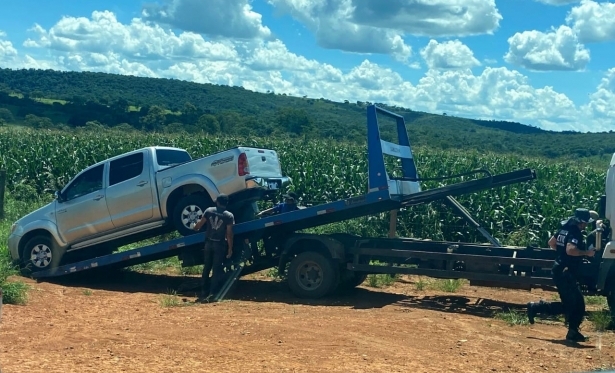 PM RECUPERA CAMINHONETE SUSPEITA DE CLONAGEM NA ZONA RURAL DE PITANGUI