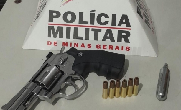 HOMEM  PRESO APS AMEAAR PROPRIETRIO DE BAR COM ARMA AIRSOFT 