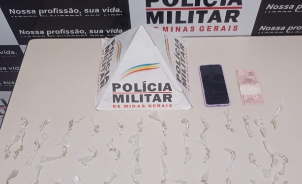 POLCIA MILITAR APREENDE MAIS DE 200 PEDRAS DE CRACK EM SANTO ANTNIO DO MONTE 