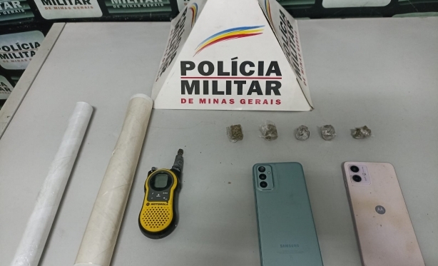 POLCIA DE PAR DE MINAS DETM DUPLA POR POSSE DE DROGAS E MATERIAIS PARA EMBALAGEM