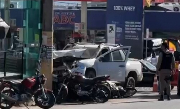 HOMEM SOFRE MAL SBITO E COLIDE COM QUATRO MOTOS E POSTE EM DIVINPOLIS