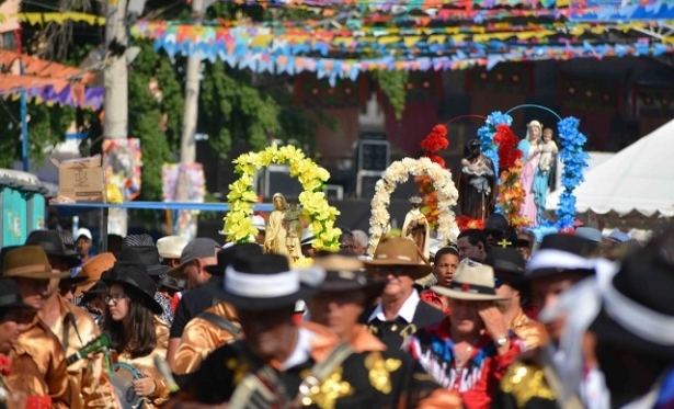 FESTA DE REINADO EM NOVA SERRANA COMEA NESTA SEXTA-FEIRA