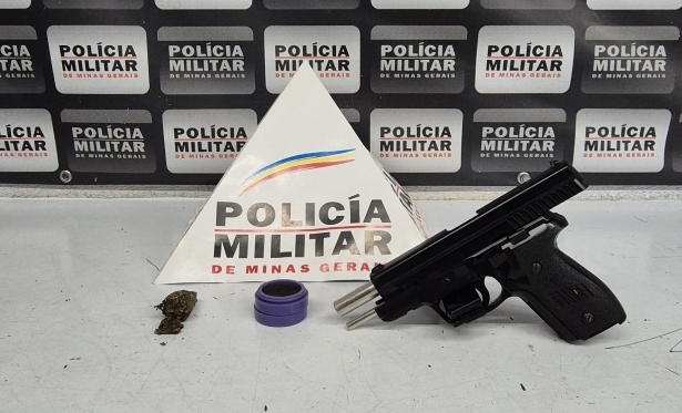 ADOLESCENTE  APREENDIDO COM SIMULACRO DE ARMA DE FOGO E DROGAS NO CENTRO DE DIVINPOLIS