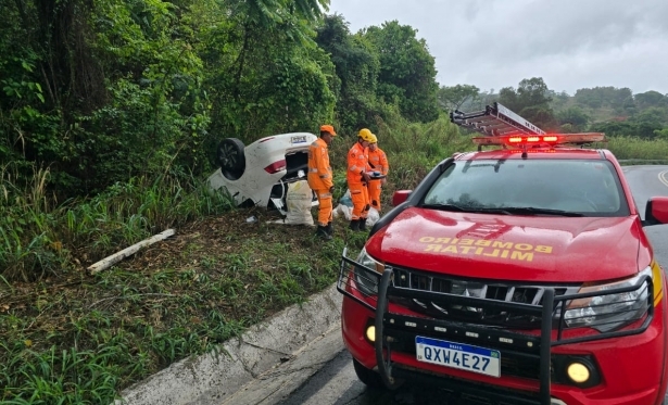 ACIDENTE NA BR 494: VECULO CAPOTA, MAS CONDUTOR NO SOFRE FERIMENTOS