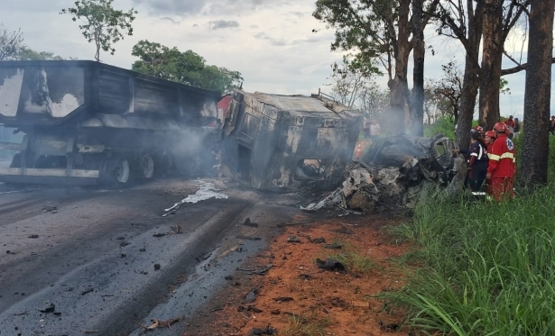 ACIDENTE NA BR-262 EM LUZ DEIXA TRS PESSOAS MORTAS E UMA FERIDA