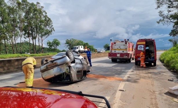 CAPOTAMENTO NA BR-262 EM PAR DE MINAS DEIXA HOMEM FERIDO