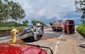 CAPOTAMENTO NA BR-262 EM PAR DE MINAS DEIXA HOMEM FERIDO