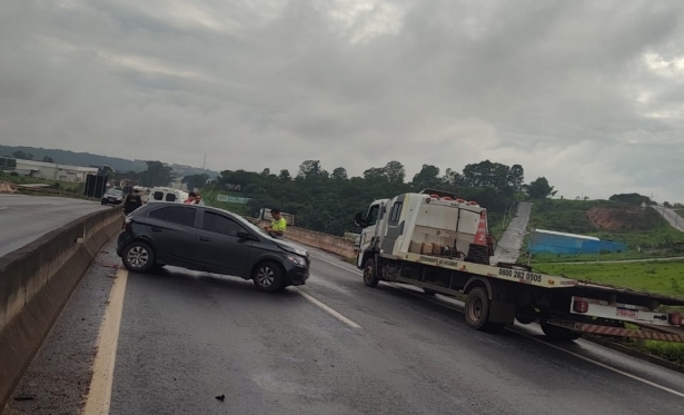 DERRAPAGEM SOB CHUVA CAUSA ACIDENTE NA MG-050 EM DIVINPOLIS; MOTORISTA FICA FERIDA