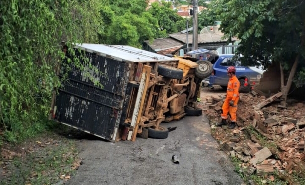 MOTORISTA MORRE APS CAMINHO TOMBAR NO CENTRO DE BOM DESPACHO 