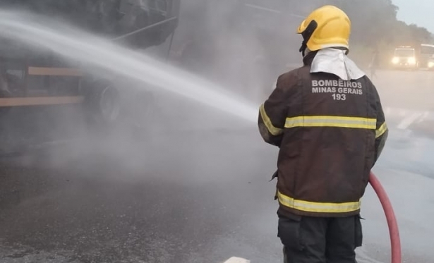 INCNDIO EM CARRETA NA BR 262  CONTROLADO PELO CORPO DE BOMBEIROS EM NOVA SERRANA